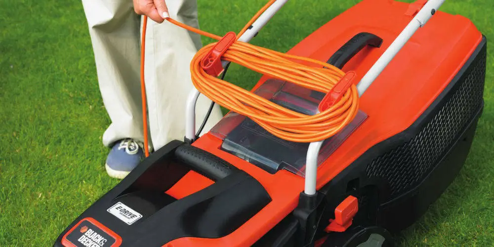 BLACK+DECKER EMax38i Lawnmower action