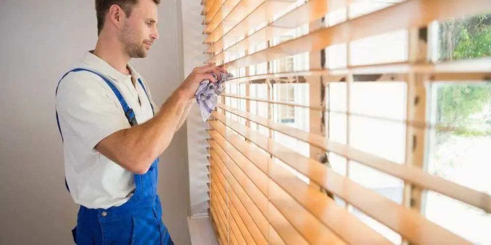 cleaning blinds